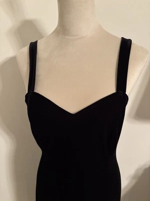 Impresionante vestido negro de terciopelo aplastado con abertura alta en la parte delantera talla 10. Usado una vez Foto 1 de 4