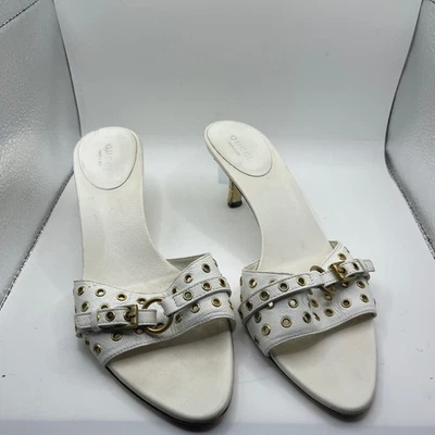 Sandalias Gucci de cuero blancas con tachuelas y hebilla deslizables para mujer talla 7B Foto 1 de 4