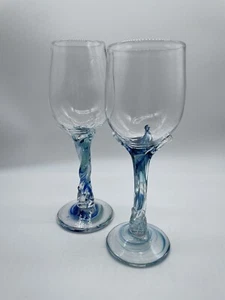 2 mundgeblasene Glas Weingläser Kelche hellblau klar Wirbelstiele signiert - Bild 1 von 11