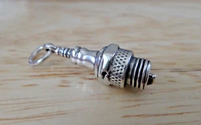 Dije de bujía mecánica Nascar/coche de plata de ley 3D 23x9 mm  Foto 1 de 4