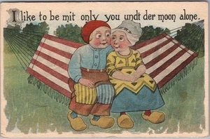 Vintage Romantische Gruß Postkarte Holländer Junge & Mädchen auf Hängematte / 1913 abgebrochen - Bild 1 von 2