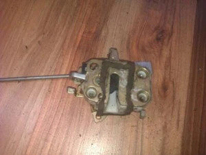 Mecanismo de bloqueo de puerta - frontal izquierdo para Mazda 323 UK46085-19 - Imagen 1 de 1