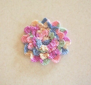 Aplique de 4 capas para flor de mamá de primavera de ganchillo costura mediana - Imagen 1 de 2