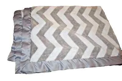 8S!¡GUAU! Manta para cuna de bebé 30x40 LN Carter's Chevron gris blanco felpa satinada Foto 1 de 4