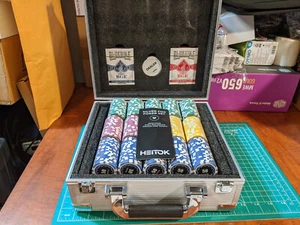 New 600 Heitok Poker Chips Set with aluminum carry Case and 2 deck - Picture 1 of 3