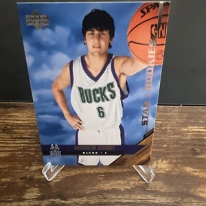 2005-06 Upper Deck Star novato Andrew Bogut #228 tarjeta de novato radiocontrol Milwaukee Bucks - Imagen 1 de 2
