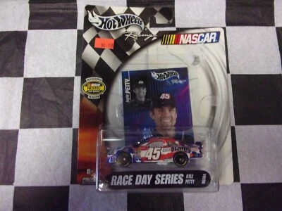 Hot Wheels Racing Kyle Petty #45 BRAWNY 1:64 Auto Con Carta Race Day Series - Immagine 1 di 4