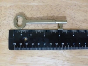 Llave esqueleto barril macizo latón antiguo 3,5" - Imagen 1 de 3
