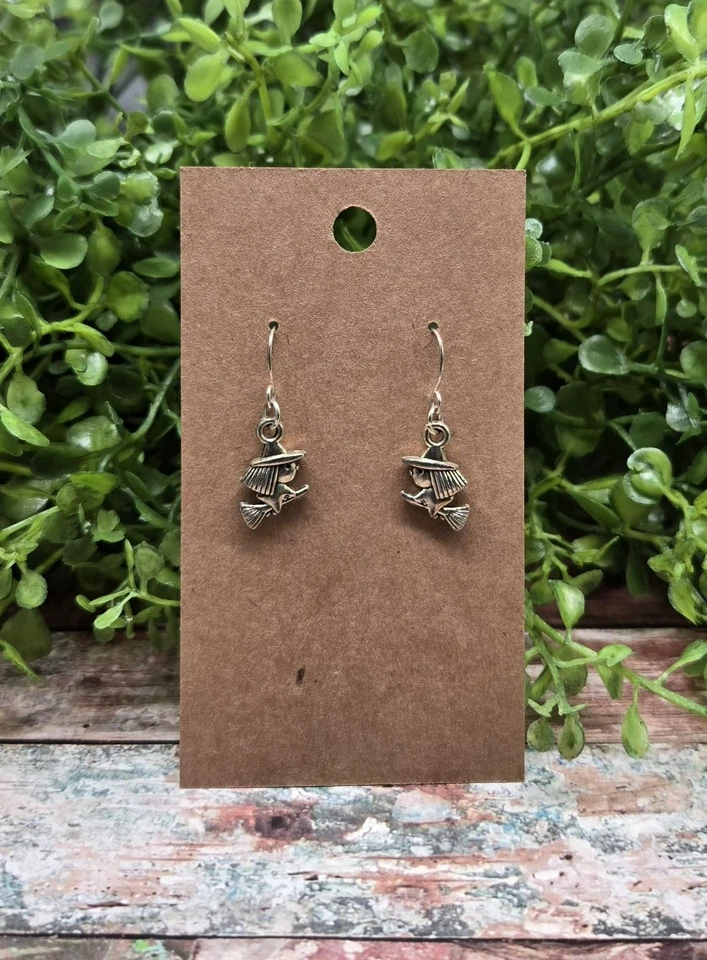 Brincos de prata sem níquel com berloque de bruxa - Imagem 1 de 1