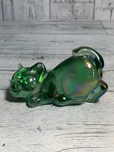 Statuina gatto accovacciato vetro verde iridescente vintage Fenton ottima - Foto 1 di 9