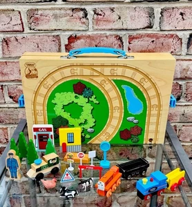 Thomas & Friends Tren de Madera Vía Estuche de Transporte Almacenamiento con Trenes y Más - Imagen 1 de 15