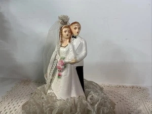 Vintage Braut & Bräutigam Kuchen Topper ~ Kreidegeschirr ~ Spitze mit silber gerafftem runden Boden  - Bild 1 von 24