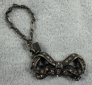 Coach x Selena Gomez gepflasterte Schleife Taschenanhänger mit Puzzlekette - Bild 1 von 6