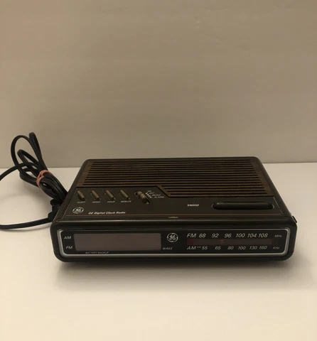 Vintage General Electric 7-4612A - AM /FM  Clock Radio GUC Cover