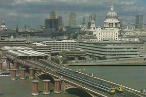 Class 415 & Thameslink Class 319 4 car EMU Blackfriars Bridge 1990s postcard - Picture 1 of 2
