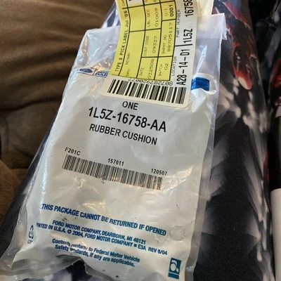 (164) Parachoques capó de goma negro derecho o izquierdo Ford Ranger 2001-2011 OEM 1L5Z-16758-AA Foto 1 de 2