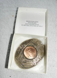 Medallas de Colección de Colección Años 80 Premio de Diseño John Wayne ""An American"" hebilla de cinturón nueva en caja - Imagen 1 de 9