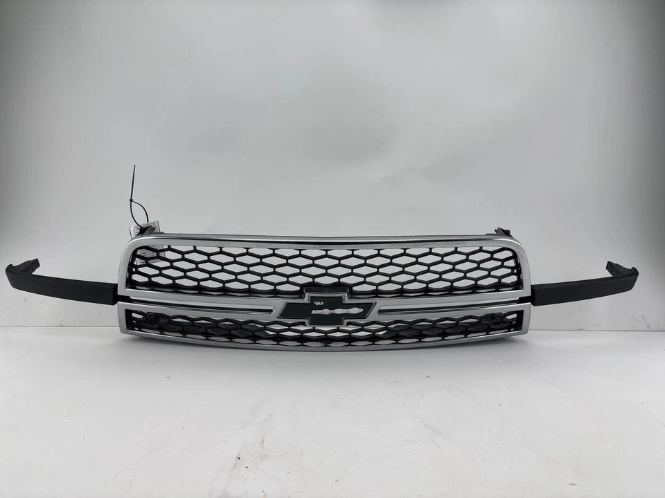 2006-2007 Chevrolet Silverado 1500 Front Bumper Radiator Grille OEM - Image 1 of 4