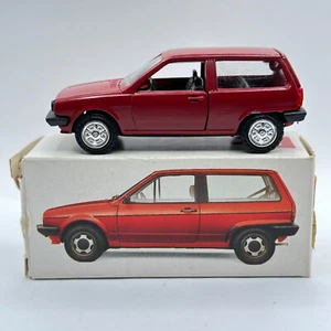 Conrad 1:43 modelo publicitario VW Polo C 1014 caja publicitaria roja oscura variante A - Imagen 1 de 8