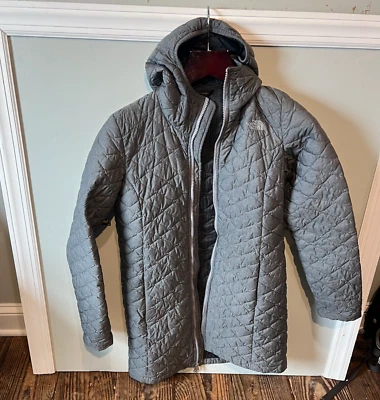 North Face серый Thermoball парка с капюшоном пуховик куртка б/у в отличном состоянии - женщин размер маленький - Изображение 1 из 4