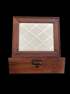 Tablero de mensajes con cajón de almacenamiento de bolsillo de pared de madera oscura colgante Pottery Barn Foto 1 de 4