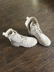 Charlotte Russe beige Schnürstiefeletten klobiger Absatz Größe 7 Wildlederoptik - Bild 1 von 5