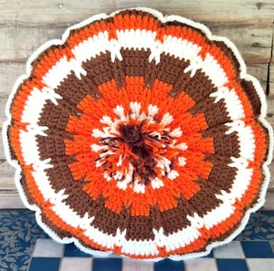 Almohada Hecha a Mano Vintage 18" Marrón Naranja Blanco Años 70 Tejido a Ganchillo - Imagen 1 de 2