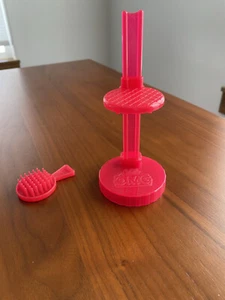 LOL Surprise Puppen OMG DOLL rot STÄNDER großer Puppenaufsteller + Pinsel - Bild 1 von 2