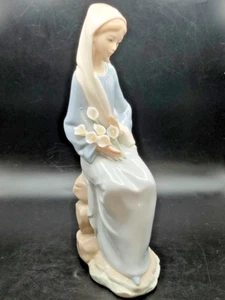 Lladro Girl with Calla Lilies Figurine 23 cm DAISA 1977, Spain, One Lily Missing - Picture 1 of 9
