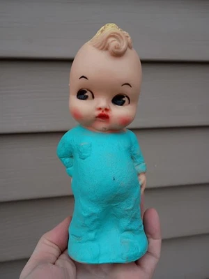 Boneca Dreamland Creations 1950s Rubber Squeaky menino de pijama azul ainda guincha! - Imagem 1 de 4