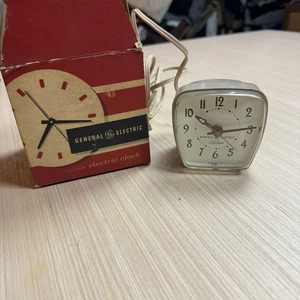 Vintage GE General Electric Atomic Alarm Desk Table Clock Model 7hb220 mcm 60s - Picture 1 of 10