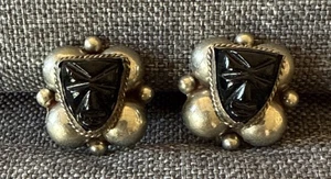 Vintage geschnitzte schwarze Onyx Gesicht mexikanische Sterling Schraubverschluss Ohrringe - Bild 1 von 3