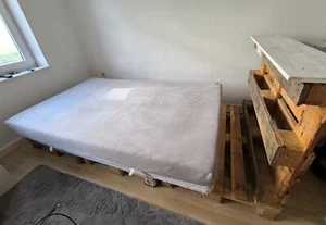 Europaletten einzeln und als Europaletten Bett mit Matratzen und Unterlage. - Bild 1 von 22