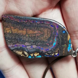 Distintive 77.05CT +VIDEO Queensland Boulder Opal with Leather Cord - Imagen 1 de 8