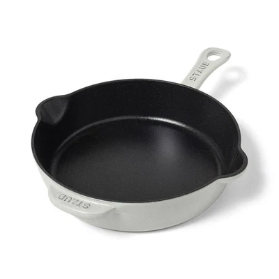 Sartén profunda tradicional de hierro fundido esmaltado Staub de 8,5", en tortuga blanca nueva con etiquetas Foto 1 de 2