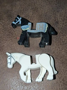 Lego weiß & Persien Prinz schwarzes Pferd Menge 2 mit beweglichen Köpfen Minifigur  - Bild 1 von 4