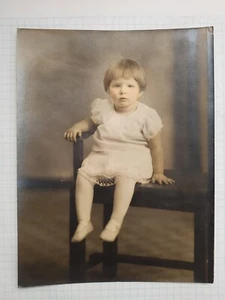 GROSSES FARBIGES ANTIKES FOTO VON KIND MÄDCHEN AUF STUHL STUDIO GRÖSSE VINTAGE 165 mm x 215 mm - Bild 1 von 6