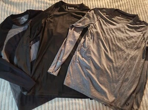 Herrenbekleidung Trainingsshirts 3 Stück Größe Small schwarz grau LAPG Fabletics   - Bild 1 von 5