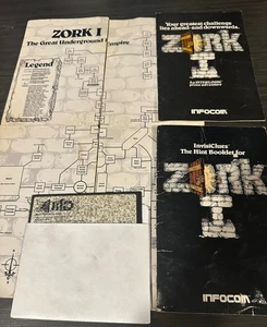 Zork I One Apple II plus IIe 2 computer gioco disco+manuale+suggerimento+mappa - Foto 1 di 3