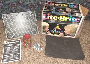 VINTAGE ORIGINALE 199O MILTON BRADLEY LITE BRITE CON PIOLI E 16 DOCUMENTI TESTATO - Foto 1 di 5