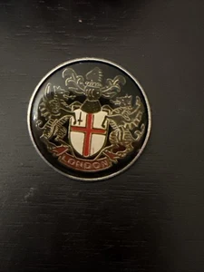 London Coat of Arms Travel Souvenir Lapel Pin England - Picture 1 of 3