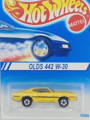 Carro Hot Wheels Oldsmobile 442 W-30 fundido escala 1:64 amarelo azul vintage - Imagem 1 de 3