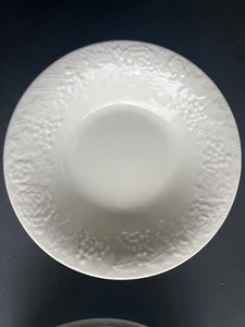 Gibson Housewares Embossed Fruit Pattern Off White Coupe Soup Salad Bowl 8 1/8" - Foto 1 di 1