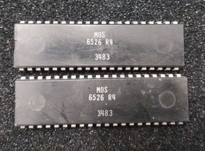 2x MOS 6526 R4 Commodore 64 CIA with same date code (3483) - Image 1 of 3