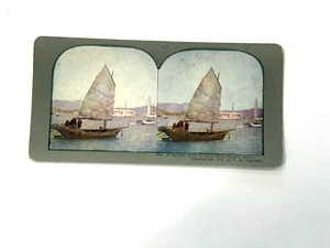 Tarjeta The Stereoscopic Society No. 1366 Una basura china en el puerto de Hong Kong China - Imagen 1 de 4