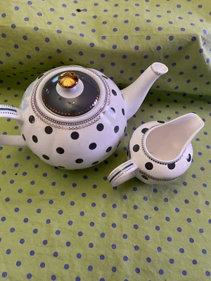 Tetera Grace s blanca con lunares gris oscuro y árboles azules crema perfecta Foto 1 de 4