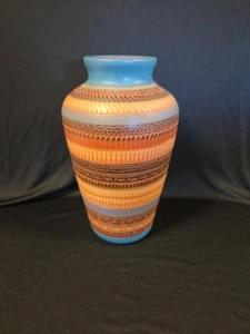 Jarrón grabado de cerámica Navajo Southwest firmado H Johnson 14 pulgadas de alto - Imagen 1 de 10