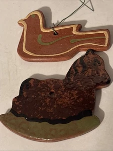 Set 2 Lester Breininger Redware Ornament Vogel Friedenstaube Schaukelpferd - Bild 1 von 11