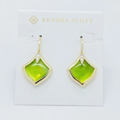 Nuevos pendientes colgantes de oro Kendra Scott Joelle en Chartreuse Foto 1 de 2