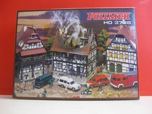 Vollmer 3728 H0 Casa ardiente humo + pegamento nuevo y embalaje original - Imagen 1 de 2